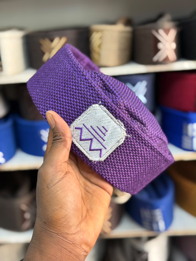 Bonnet togolais violet aux détails brodés